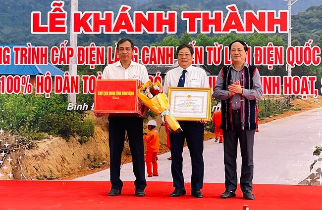 Chủ tịch UBND tỉnh Phạm Anh Tuấn (bìa phải) khen thưởng cho các đơn vị thực hiện dự án. Ảnh: HẢI YẾN