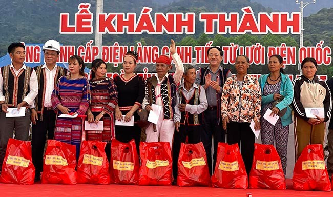 Lãnh đạo tỉnh tặng quà cho bà con ở làng Canh Tiến. Ảnh: HẢI YẾN