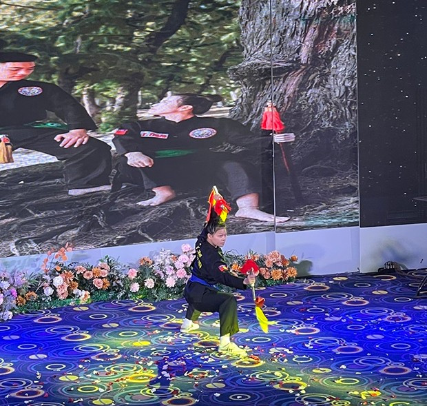 Việc đưa một số bài võ cổ truyền vào biểu diễn tại đám cưới thay cho các màn múa rước dâu khá mới mẻ, tạo được hiệu ứng tích cực. Ảnh: HOÀNG QUÂN Việc đưa một số bài võ cổ truyền vào biểu diễn tại đám cưới thay cho các màn múa rước dâu khá mới mẻ, tạo được hiệu ứng tích cực. Ảnh: HOÀNG QUÂN