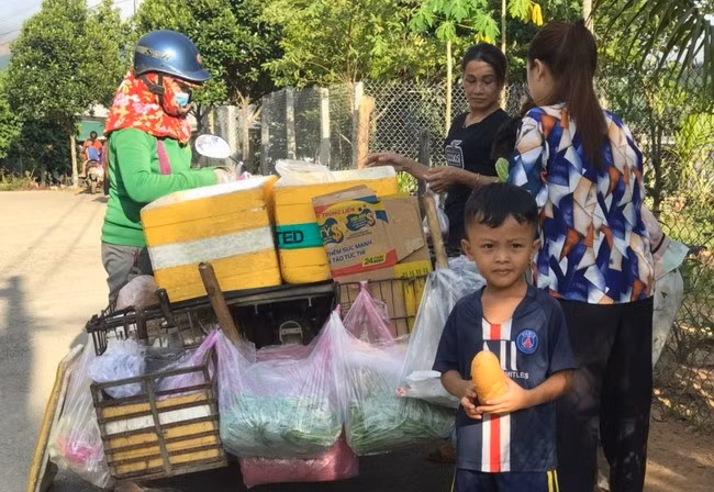 Chiếc xe đầy ắp nhu yếu phẩm của chị Trần Thị Quyên đến với xã Bok Tới, huyện Hoài Ân. Ảnh: X.Q