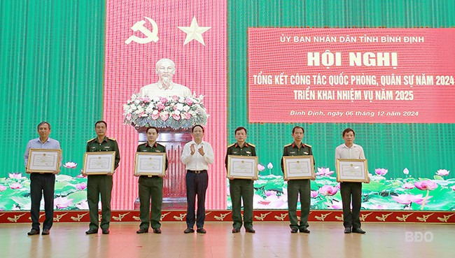 Chủ tịch UBND tỉnh Phạm Anh Tuấn trao bằng khen của UBND tỉnh cho các tập thể và cá nhân có thành tích xuất sắc trong phong trào thi đua Quyết thắng LLVT tỉnh giai đoạn 2022 - 2024. Ảnh: H.P