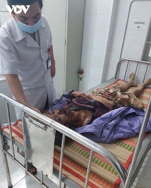 Bác sĩ đang thăm khám cho nạn nhân.