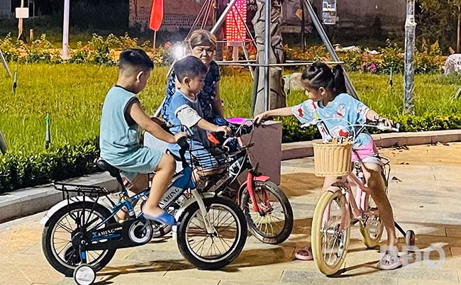 Trẻ em thích thú khi có thêm không gian để vui chơi. Ảnh: K.A