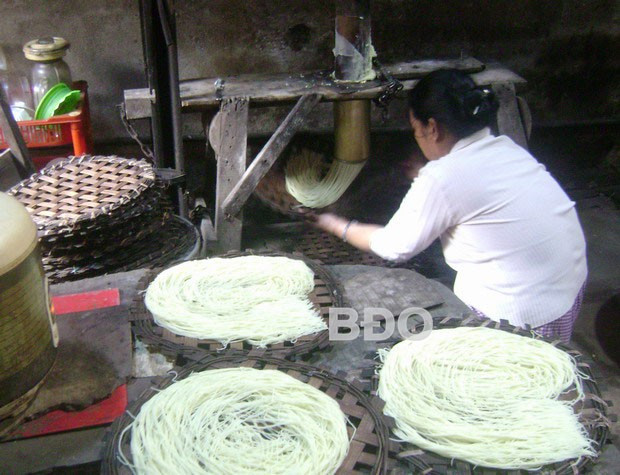 Bánh dây là món ăn giản dị, mộc mạc mang đậm dấu ấn địa phương của người Bồng Sơn, Hoài Nhơn. - Trong ảnh: Lò sản xuất bánh dây truyền thống của hộ chị Thạch Thị Liên ở khối 5, thị trấn Bồng Sơn.