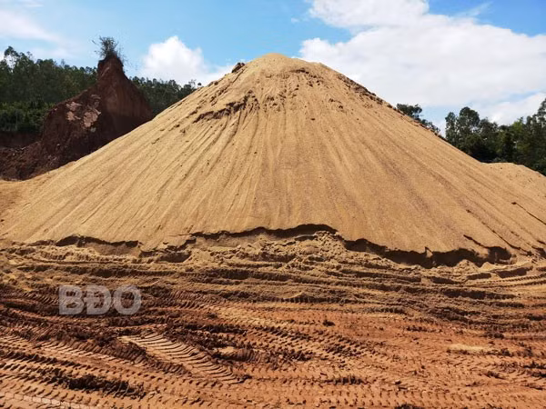 Bãi cát “khổng lồ” được tập kết ngay trong khu vực núi Thơm. Bãi cát “khổng lồ” được tập kết ngay trong khu vực núi Thơm.