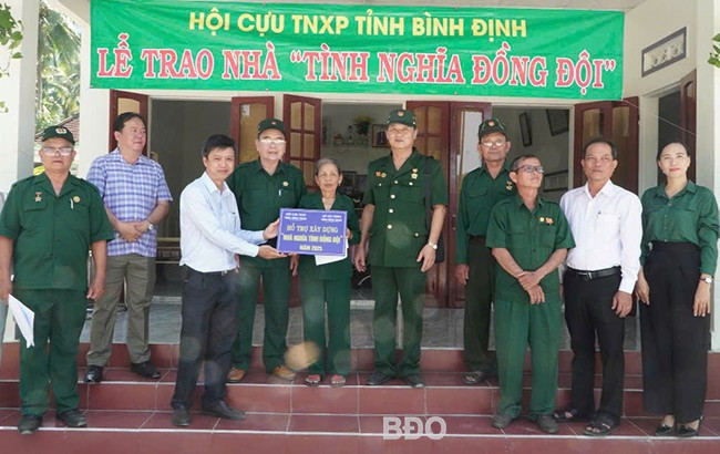 Bàn giao nhà tình nghĩa cho hộ bà Hồ Thị Đợi. Ảnh: Thùy Ngân Bàn giao nhà tình nghĩa cho hộ bà Hồ Thị Đợi. Ảnh: Thùy Ngân