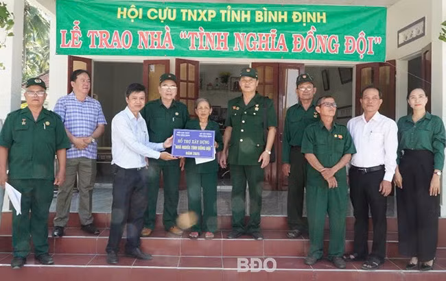 Bàn giao nhà tình nghĩa cho hộ bà Hồ Thị Đợi. Ảnh: Thùy Ngân