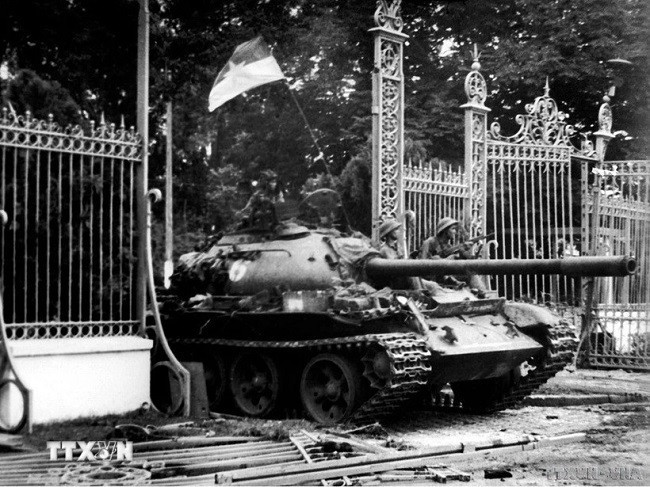 Xe tăng Quân giải phóng tiến vào Dinh Độc Lập, trưa 30.4.1975. Cách mạng Việt Nam đã hoàn thành thắng lợi mục tiêu giải phóng miền Nam, thống nhất đất nước. (Ảnh: Trần Mai Hưởng/TTXVN)