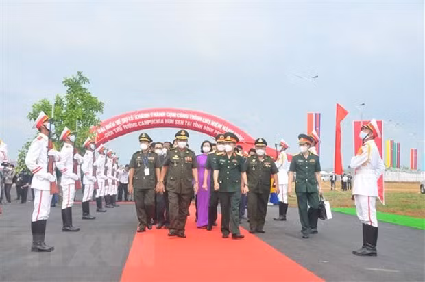 Các đại biểu dự Lễ khánh thành cụm công trình. (Ảnh: K GỬIH/TTXVN)