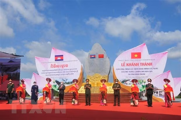 Các đại biểu thực hiện nghi thức khánh thành cụm công trình. (Ảnh: K GỬIH/TTXVN)