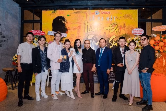 Từ trái qua: Diễn viên Thanh Sơn, Thanh Sang, Tử Đằng, Nguyên Yunie, Make-up Phương Ngọc, đạo diễn Đỗ Khôi, GĐSX Phúc Phan, phó đạo diễn Phước Lộc, diễn viên Như Quỳnh và quay phim Yan Huy Trần