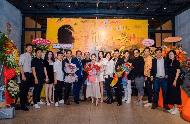 Ông Phúc Phan (mặc vest xanh) – Giám đốc sản xuất, Đạo diễn võ thuật Võ Đức (thứ 5 từ trái qua), Đạo diễn Đỗ Khôi (thứ 7 từ trái qua) cùng dàn diễn viên và ê-kíp phim Nhất đại tông sư