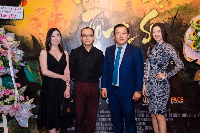 Từ phải qua: MC - diễn viên Ái Vân, GĐSX Phúc Phan, đạo diễn Đỗ Khôi và bà Dung Nguyễn (đại diện Pops Worldwide - đơn vị phát hành độc quyền Nhất đại tông sư)