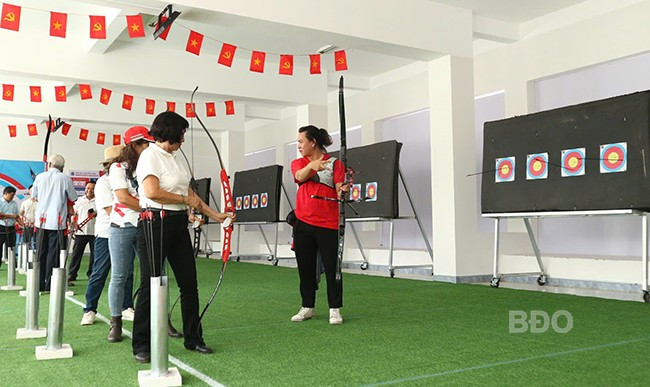 Người chơi được HLV hướng dẫn các bước cơ bản để làm quen với bộ môn bắn cung. Ảnh: H.V