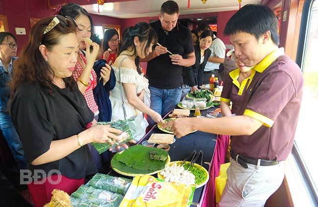 Phục vụ ẩm thực Bình Định trên tàu hỏa du lịch. Ảnh: ĐOAN NGỌC Phục vụ ẩm thực Bình Định trên tàu hỏa du lịch. Ảnh: ĐOAN NGỌC