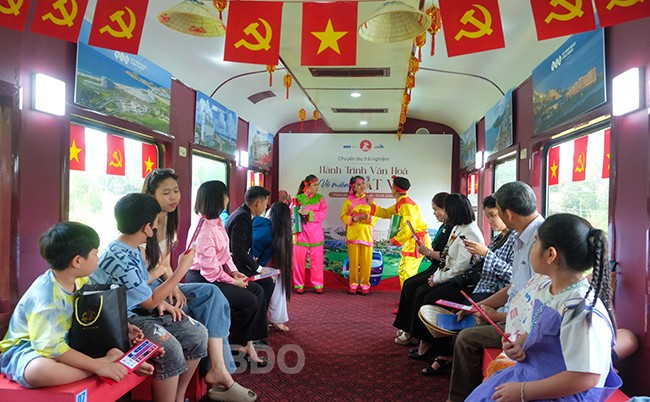 Vui cùng hội đánh bài chòi dân gian trên tàu hỏa du lịch. Ảnh: ĐOAN NGỌC Vui cùng hội đánh bài chòi dân gian trên tàu hỏa du lịch. Ảnh: ĐOAN NGỌC