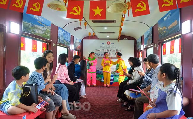 Vui cùng hội đánh bài chòi dân gian trên tàu hỏa du lịch. Ảnh: ĐOAN NGỌC