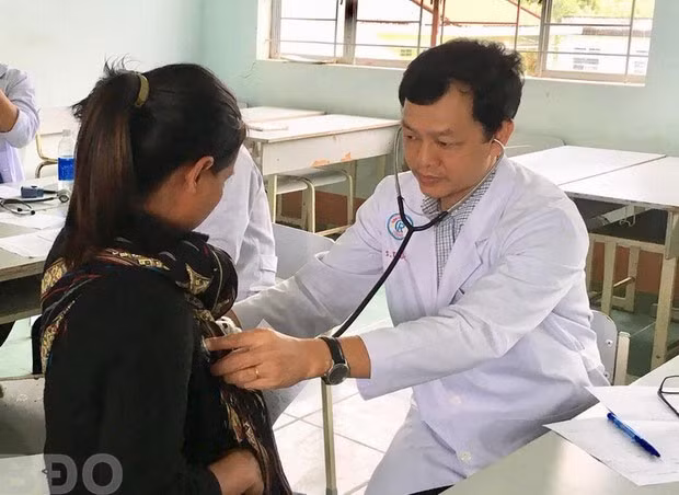 Hàng năm, bác sĩ CK2, Thầy thuốc Ưu tú Nguyễn Tri Thức luôn dành một số thời gian nhất định để tham gia các chuyến thăm khám, tư vấn điều trị cho đồng bào ở những vùng còn nhiều khó khăn. - Trong ảnh: Bác sĩ Thức trong một chuyến thăm khám, tư vấn điều trị cho đồng bào dân tộc thiểu số ở tỉnh Gia Lai.