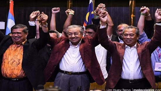 Ông Mahathir Mohamad (giữa) sẽ trở thành thủ tưởng có tuổi đời lớn nhất hiện nay