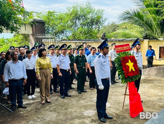 Đoàn công tác Bộ Tư lệnh Vùng Cảnh sát biển 2 phối hợp với Ban Tuyên giáo và Dân vận Tỉnh ủy, Đảng ủy, UBND xã Nhơn Châu và các cán bộ, chiến sĩ các lực lượng vũ trang đóng quân tại xã, ĐVTN dâng hoa, dâng hương tại Nghĩa trang liệt sĩ xã. Ảnh: D.Đ Đoàn công tác Bộ Tư lệnh Vùng Cảnh sát biển 2 phối hợp với Ban Tuyên giáo và Dân vận Tỉnh ủy, Đảng ủy, UBND xã Nhơn Châu và các cán bộ, chiến sĩ các lực lượng vũ trang đóng quân tại xã, ĐVTN dâng hoa, dâng hương tại Nghĩa trang liệt sĩ xã. Ảnh: D.Đ