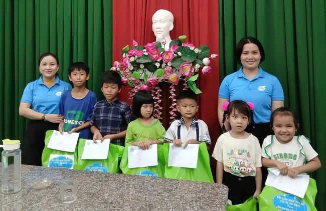 Hội LHPN xã Nhơn Tân trao quà cho học sinh nghèo, mồ côi, vượt khó học tốt. Ảnh: Hội LHPN TX An Nhơn