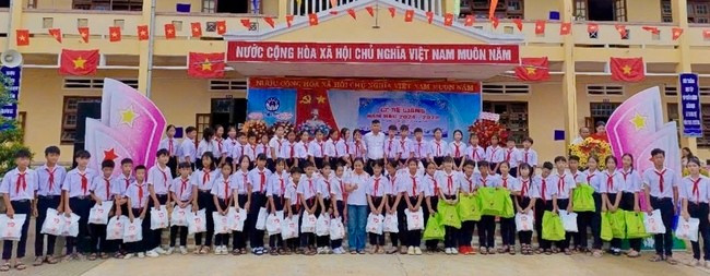 Chi hội Bảo trợ bệnh nhân nghèo Hoài An tặng quà cho học sinh nghèo vượt khó Trường THCS Tăng Bạt Hổ. Ảnh: ĐVCC Chi hội Bảo trợ bệnh nhân nghèo Hoài An tặng quà cho học sinh nghèo vượt khó Trường THCS Tăng Bạt Hổ. Ảnh: ĐVCC