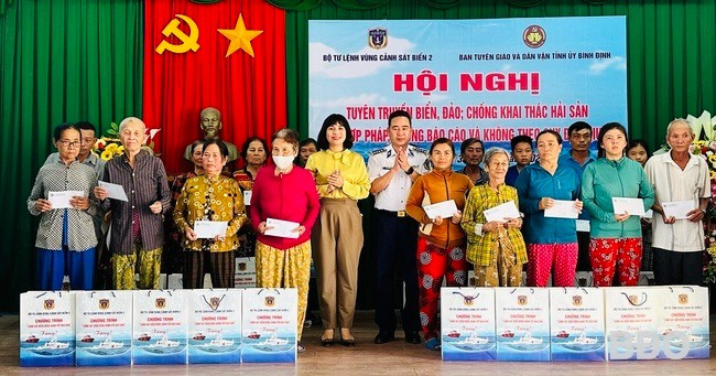 Lãnh đạo Bộ Tư lệnh Vùng Cảnh sát biển 2 và Ban Tuyên giáo và Dân vận Tỉnh ủy tặng quà cho các ngư dân, gia đình chính sách. Ảnh: D.Đ Lãnh đạo Bộ Tư lệnh Vùng Cảnh sát biển 2 và Ban Tuyên giáo và Dân vận Tỉnh ủy tặng quà cho các ngư dân, gia đình chính sách. Ảnh: D.Đ