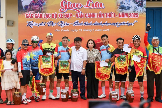 Lãnh đạo huyện Vân Canh tặng cờ lưu niệm các CLB. Lãnh đạo huyện Vân Canh tặng cờ lưu niệm các CLB.