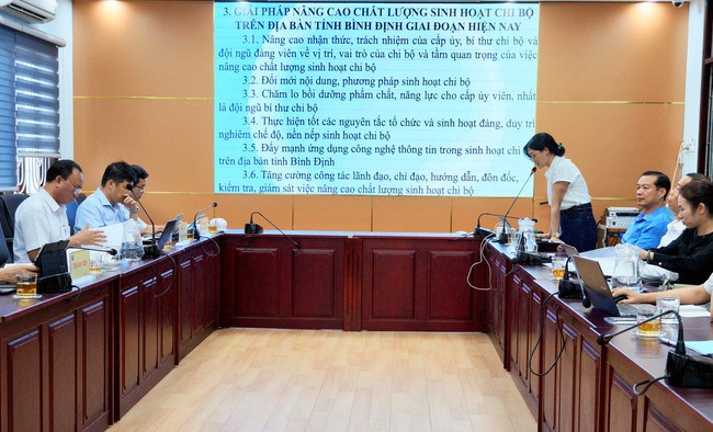 Nhóm tác giả đề tài chia sẻ về các giải pháp nâng cao chất lượng sinh hoạt chi bộ trên địa bàn tỉnh Bình Định trong giai đoạn hiện nay. Ảnh: N.M. Nhóm tác giả đề tài chia sẻ về các giải pháp nâng cao chất lượng sinh hoạt chi bộ trên địa bàn tỉnh Bình Định trong giai đoạn hiện nay. Ảnh: N.M.