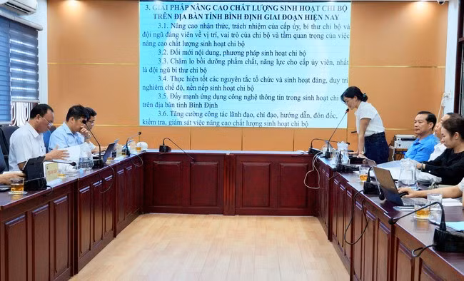 Nhóm tác giả đề tài chia sẻ về các giải pháp nâng cao chất lượng sinh hoạt chi bộ trên địa bàn tỉnh Bình Định trong giai đoạn hiện nay. Ảnh: N.M.