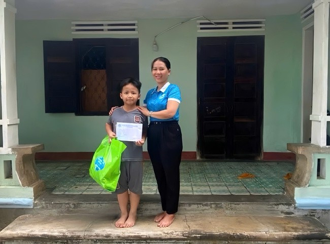 Lãnh đạo Hội LHPN thị xã trao quà cho trẻ mồ côi tại Nhơn Hòa. Ảnh: Hội LHPN TX An Nhơn