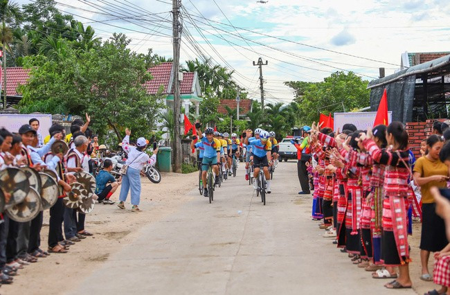 Người dân Suối Đá chào đón các cua rơ về làng. Người dân Suối Đá chào đón các cua rơ về làng.