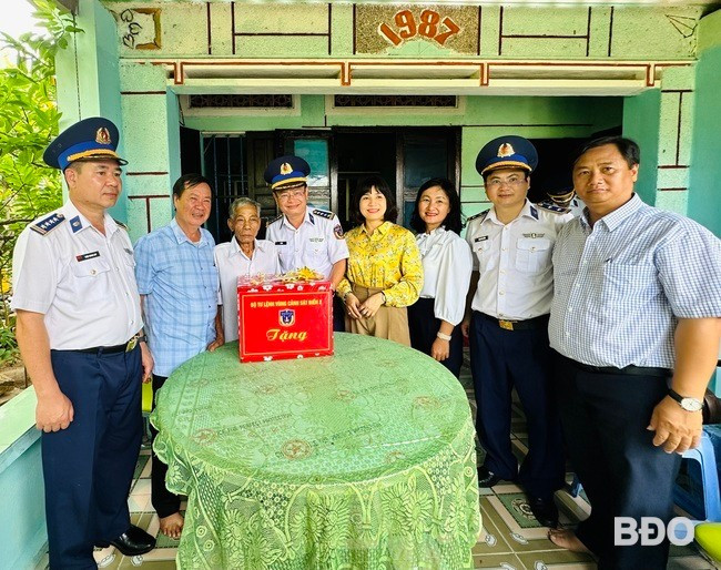 Lãnh đạo Bộ Tư lệnh Vùng Cảnh sát biển 2 và Ban Tuyên giáo và Dân vận Tỉnh ủy tặng quà cho gia đình chính sách tiêu biểu tại xã đảo Nhơn Châu. Ảnh: D.Đ Lãnh đạo Bộ Tư lệnh Vùng Cảnh sát biển 2 và Ban Tuyên giáo và Dân vận Tỉnh ủy tặng quà cho gia đình chính sách tiêu biểu tại xã đảo Nhơn Châu. Ảnh: D.Đ