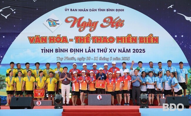 Các đội giành thành tích cao môn kéo co. Ảnh: H.V