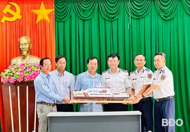 Đoàn công tác Bộ Tư lệnh Vùng Cảnh sát biển 2 chào xã giao và tặng mô hình tàu Cảnh sát biển cho UBND xã Nhơn Châu. Ảnh: D.Đ Đoàn công tác Bộ Tư lệnh Vùng Cảnh sát biển 2 chào xã giao và tặng mô hình tàu Cảnh sát biển cho UBND xã Nhơn Châu. Ảnh: D.Đ