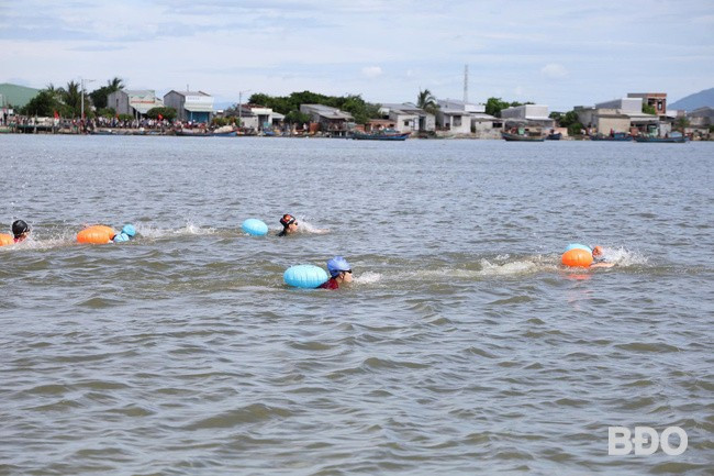 Các VĐV thi đấu môn bơi tự do. Ảnh: H.V