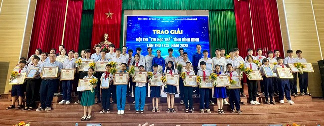 Trao giải cho các thi sinh đoạt giải tại Hội thi. Ảnh: D.L