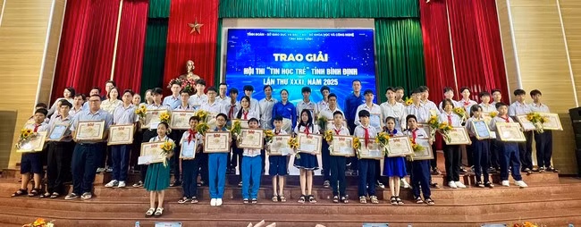 Trao giải cho các thi sinh đoạt giải tại Hội thi. Ảnh: D.L