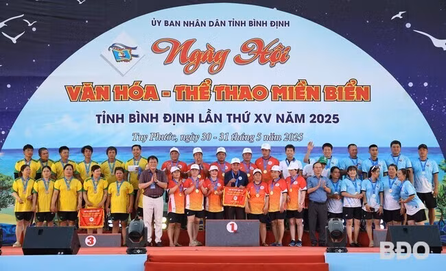 Các đội giành thành tích cao môn kéo co. Ảnh: H.V