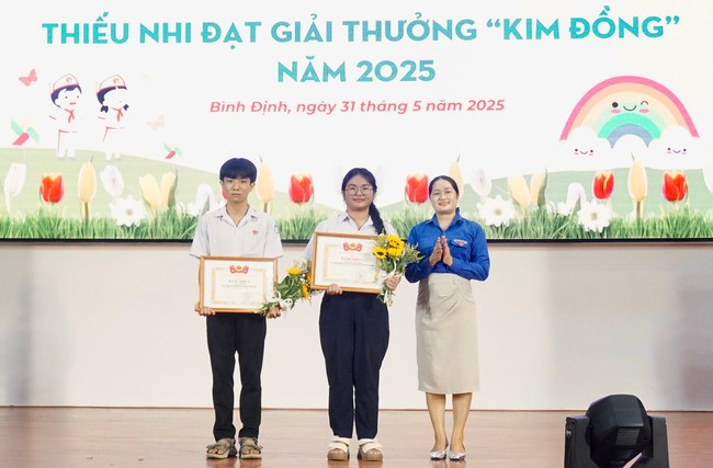 Trao Bằng khen cho 2 cá nhân đạt Giải thưởng Kim Đồng năm 2025. Ảnh: D.L