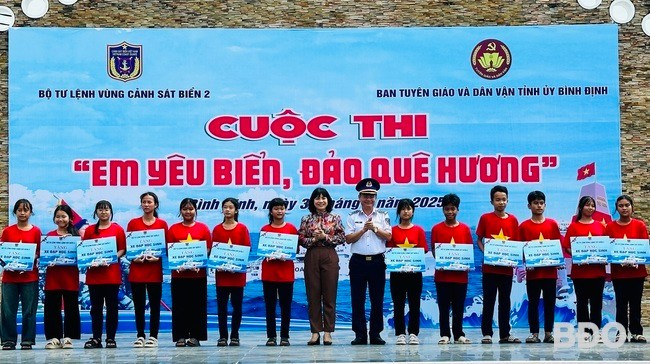 Lãnh đạo Bộ Tư lệnh Vùng Cảnh sát biển 2 và Ban Tuyên giáo và Dân vận Tỉnh ủy tặng biểu trưng hỗ trợ xe đạp cho các học sinh. Ảnh: D.Đ Lãnh đạo Bộ Tư lệnh Vùng Cảnh sát biển 2 và Ban Tuyên giáo và Dân vận Tỉnh ủy tặng biểu trưng hỗ trợ xe đạp cho các học sinh. Ảnh: D.Đ