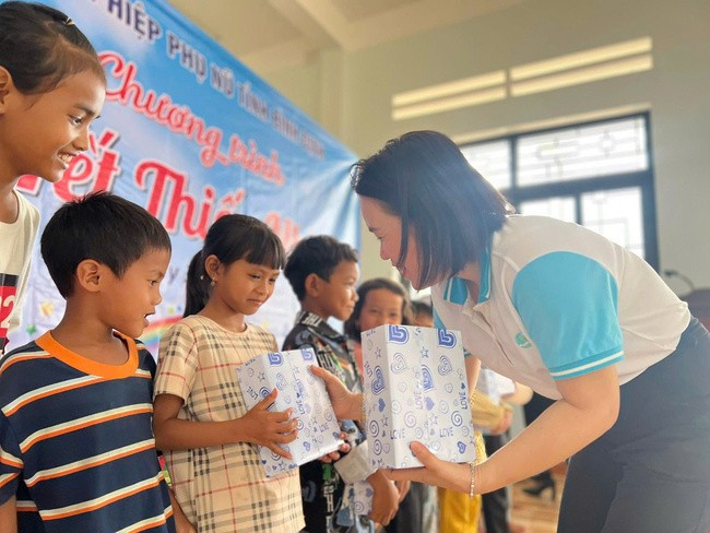 Bà Hoàng Thị Thanh Nhã, Phó Chủ tịch Hội LHPN tỉnh tặng quà cho các em nhỏ thôn 2, xã An Nghĩa. Ảnh: Hội LHPN tỉnh