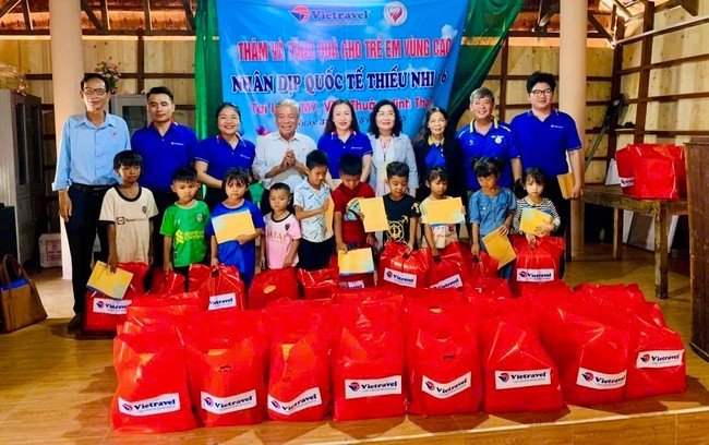 Hội Bảo trợ bệnh nhân nghèo tỉnh tặng quà cho trẻ em làng 7. Ảnh: ĐVCC Hội Bảo trợ bệnh nhân nghèo tỉnh tặng quà cho trẻ em làng 7. Ảnh: ĐVCC