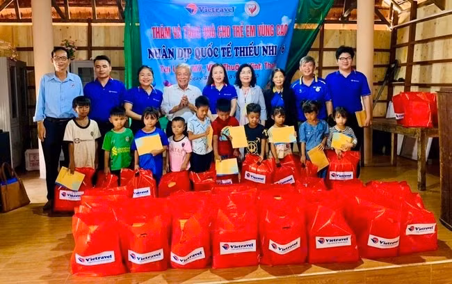 Hội Bảo trợ bệnh nhân nghèo tỉnh tặng quà cho trẻ em làng 7. Ảnh: ĐVCC