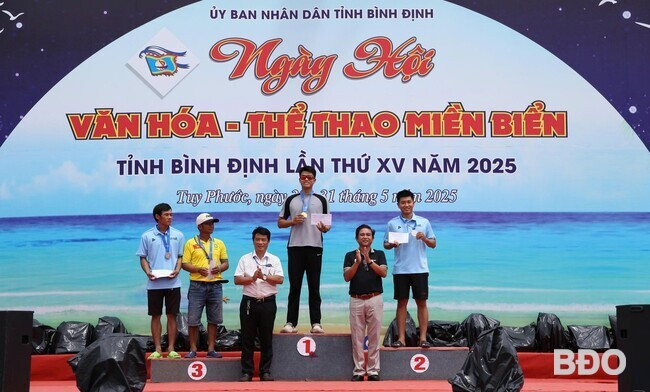 Các VĐV nam giành thành tích ở nội dung bơi tự do. Ảnh: H.V