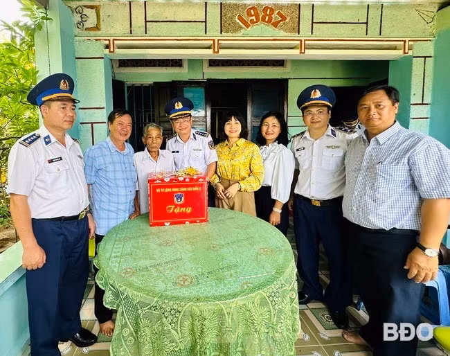 Lãnh đạo Bộ Tư lệnh Vùng Cảnh sát biển 2 và Ban Tuyên giáo và Dân vận Tỉnh ủy tặng quà cho gia đình chính sách tiêu biểu tại xã đảo Nhơn Châu. Ảnh: D.Đ Lãnh đạo Bộ Tư lệnh Vùng Cảnh sát biển 2 và Ban Tuyên giáo và Dân vận Tỉnh ủy tặng quà cho gia đình chính sách tiêu biểu tại xã đảo Nhơn Châu. Ảnh: D.Đ