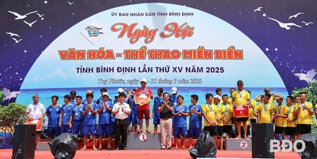 Các đội giành thành tích cao môn đua thuyền. Ảnh: H.V