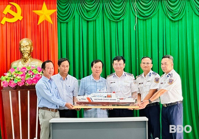 Đoàn công tác Bộ Tư lệnh Vùng Cảnh sát biển 2 chào xã giao và tặng mô hình tàu Cảnh sát biển cho UBND xã Nhơn Châu. Ảnh: D.Đ Đoàn công tác Bộ Tư lệnh Vùng Cảnh sát biển 2 chào xã giao và tặng mô hình tàu Cảnh sát biển cho UBND xã Nhơn Châu. Ảnh: D.Đ