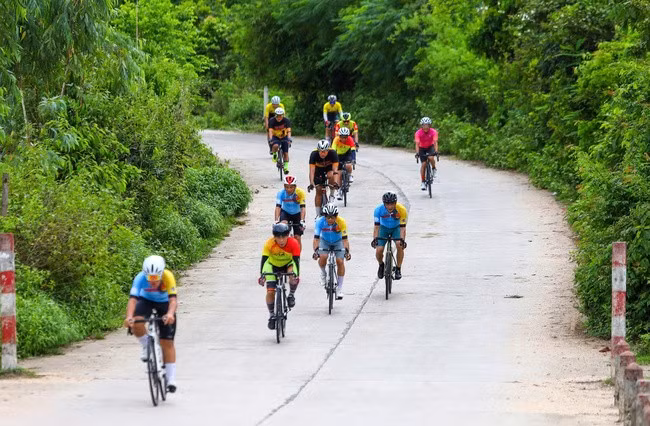 Những cua rơ lần đầu trải nghiệm, tỏ ra khá ấn tượng với những cung đường nhiều cây xanh.