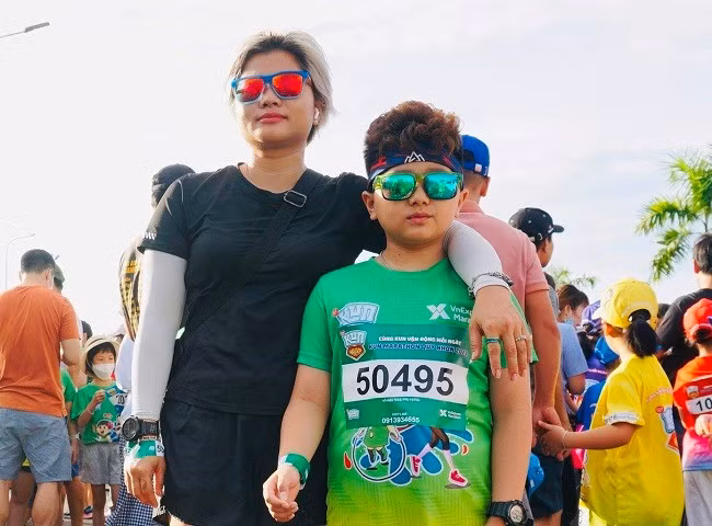 Chị Hà Phương (Hà Nội) và con trai Hà Khoa đến Quy Nhơn từ nửa tháng để tham gia cuộc thi chạy Kun Marathon với mục tiêu cho con trai trải nghiệm và chinh phục chính mình. Ảnh: THU DỊU